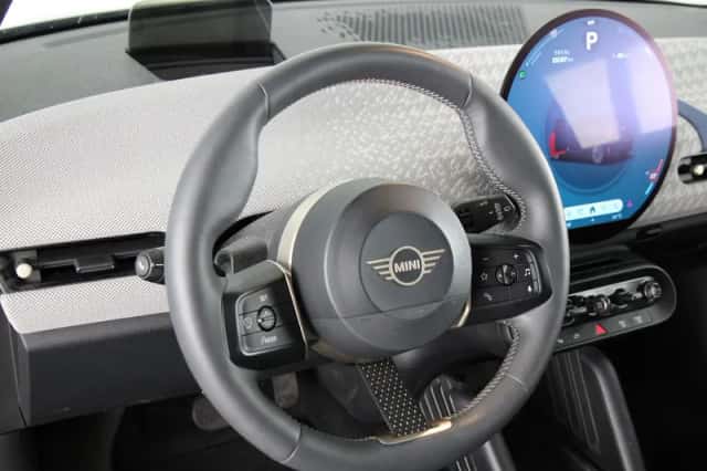 MINI Cooper (2024) thumbnail 2