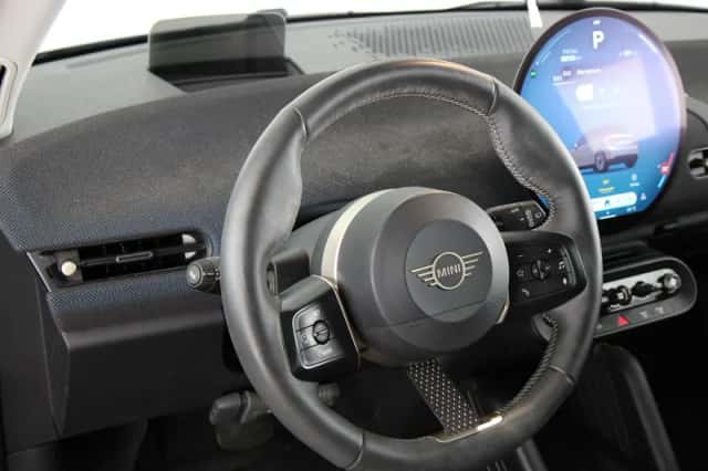 MINI Cooper (2024) thumbnail 2