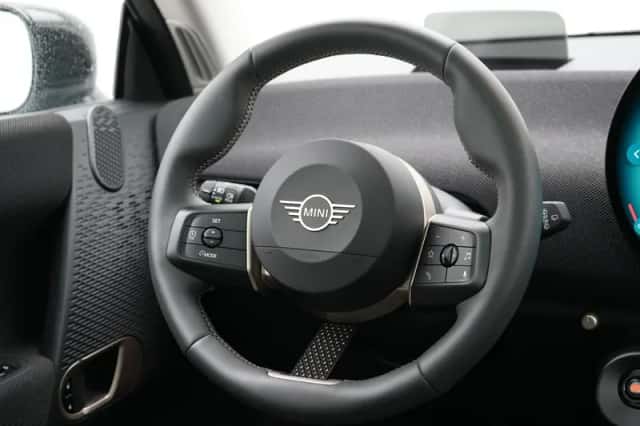 MINI Cooper (2024) thumbnail 2