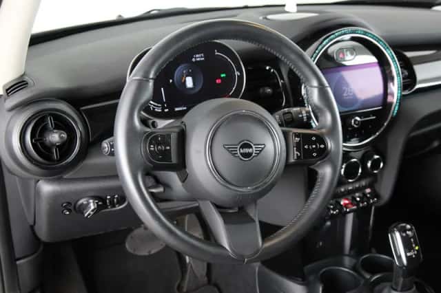MINI Cooper (2023) thumbnail 2