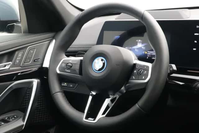 BMW iX1 (2026) thumbnail 2