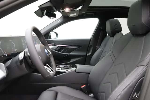 BMW i5 (2026) thumbnail 5