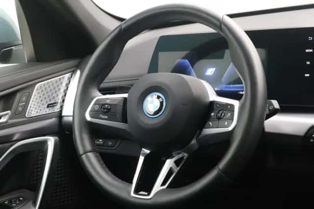BMW iX1 (2025) thumbnail 2
