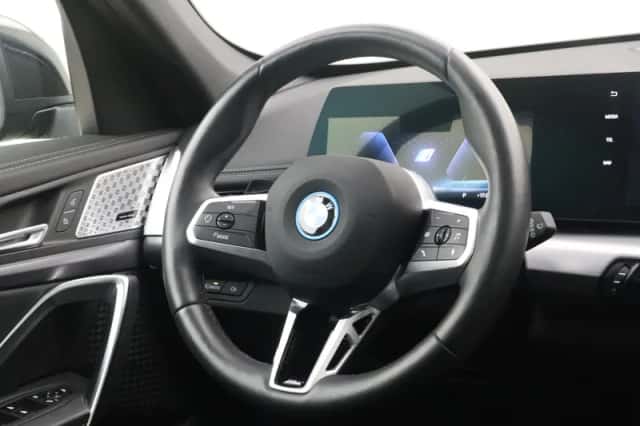 BMW iX1 (2025) thumbnail 2