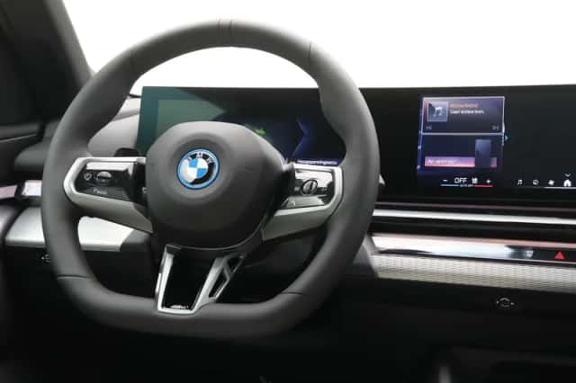 BMW i5 (2025) thumbnail 2