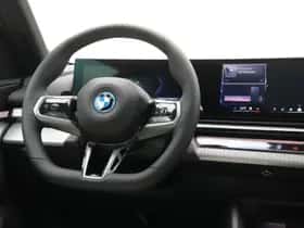 BMW i5 (2025) thumbnail 2