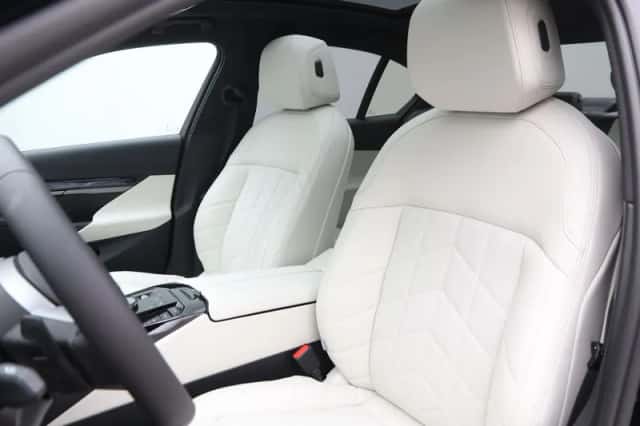 BMW i5 (2025) thumbnail 5