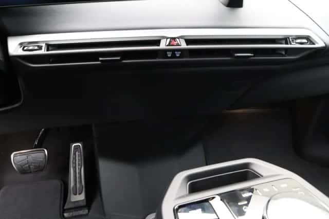 BMW iX (2026) thumbnail 13
