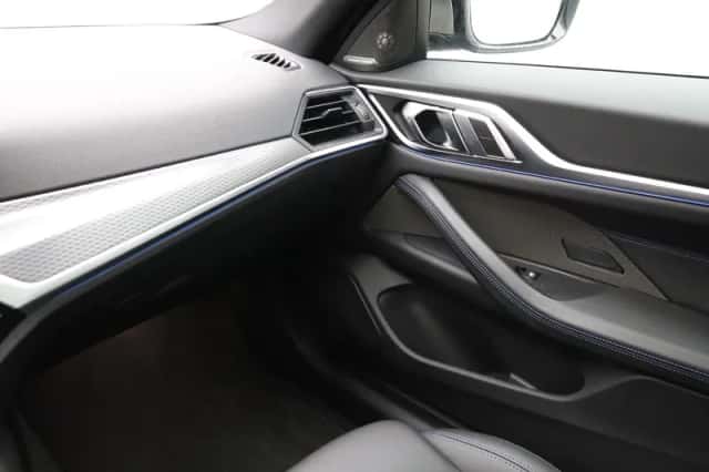 BMW i4 (2023) thumbnail 16