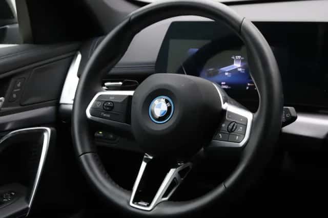 BMW iX1 (2025) thumbnail 2