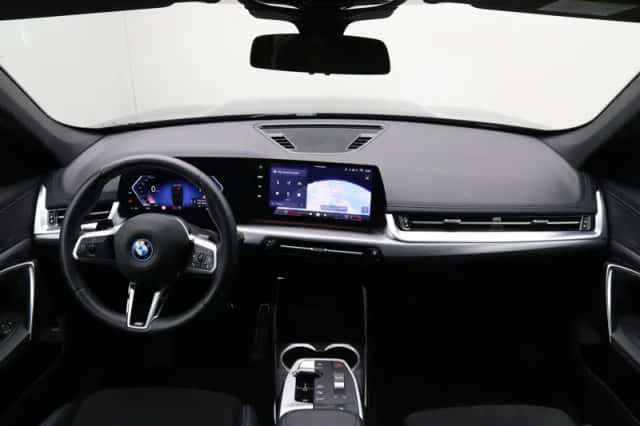 BMW iX1 (2025) thumbnail 13
