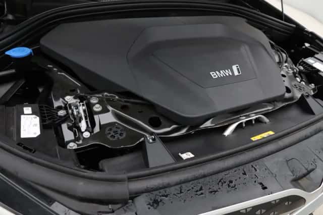 BMW iX1 (2025) thumbnail 4
