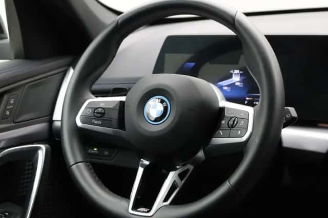 BMW iX1 (2025) thumbnail 2