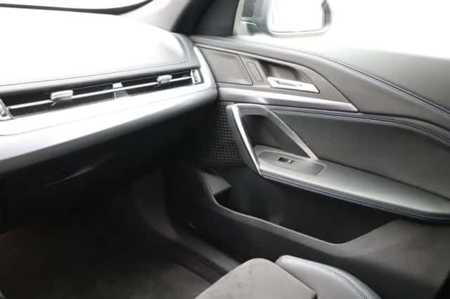 BMW iX1 (2025) thumbnail 15