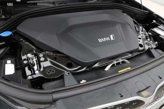 BMW iX1 (2025) thumbnail 4