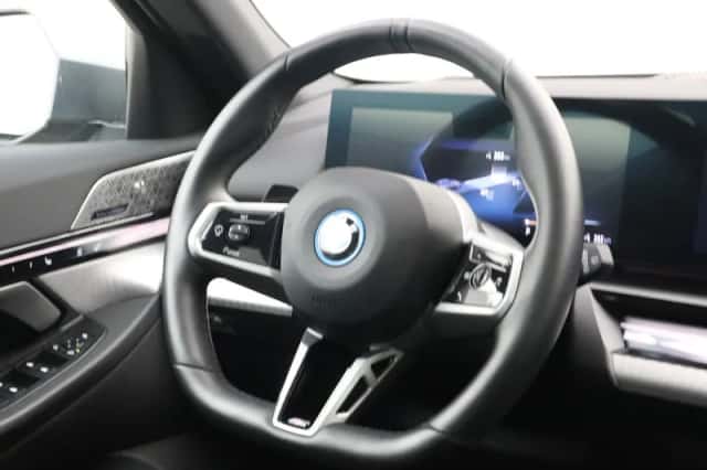 BMW i5 (2025) thumbnail 2