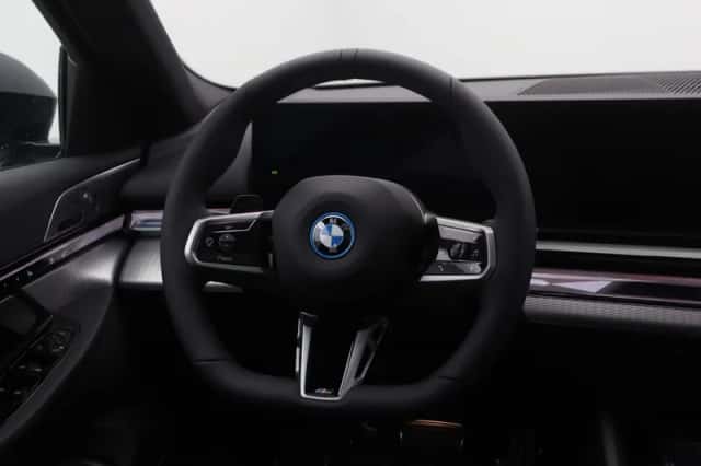 BMW i5 (2026) thumbnail 2