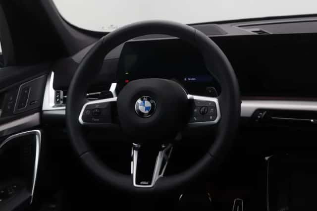 BMW iX1 (2026) thumbnail 2