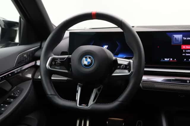 BMW i5 (2024) thumbnail 2