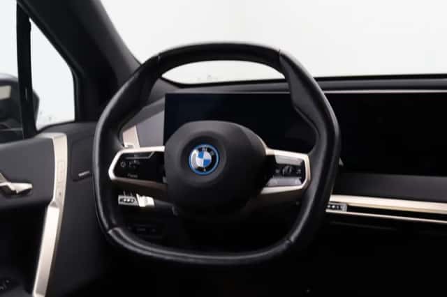 BMW iX (2022) thumbnail 2