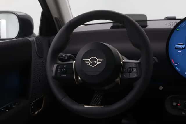 MINI Cooper (2024) thumbnail 2