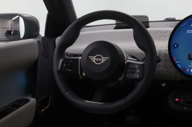 MINI Cooper (2024) thumbnail 2