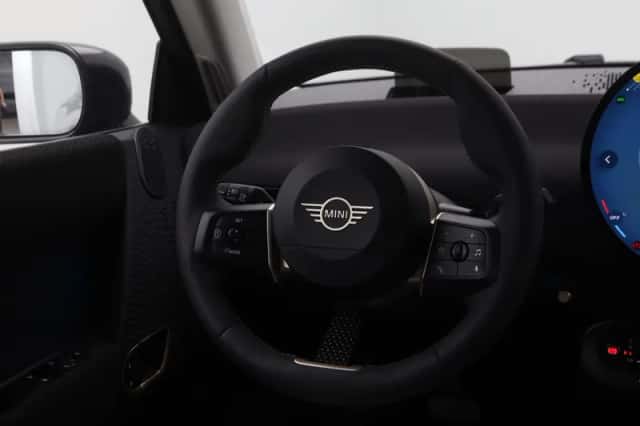 MINI Cooper (2024) thumbnail 2