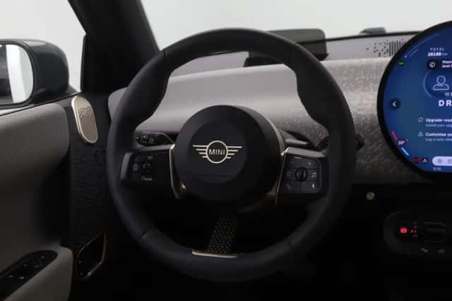 MINI Cooper (2024) thumbnail 2