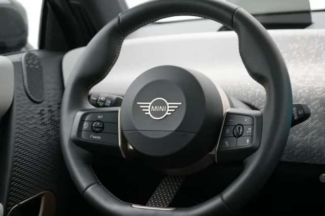 MINI Cooper (2025) thumbnail 2