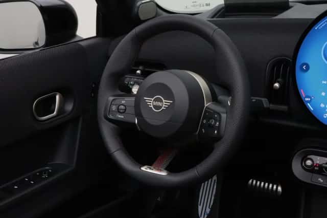 MINI Cabrio (2026) thumbnail 2
