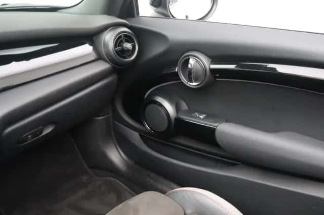 MINI Cabrio (2021) thumbnail 23