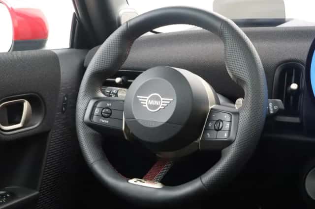 MINI Cooper (2024) thumbnail 2