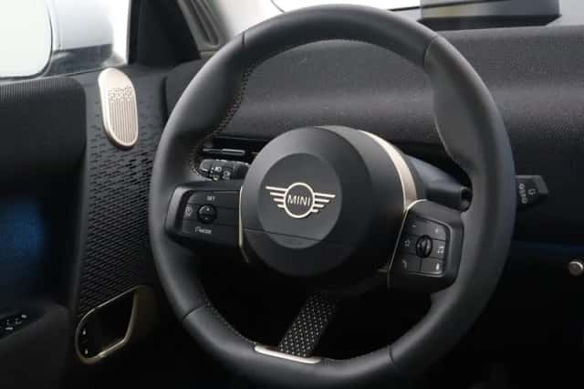 MINI Cooper (2024) thumbnail 2