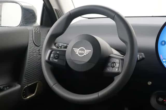 MINI Cooper (2024) thumbnail 2