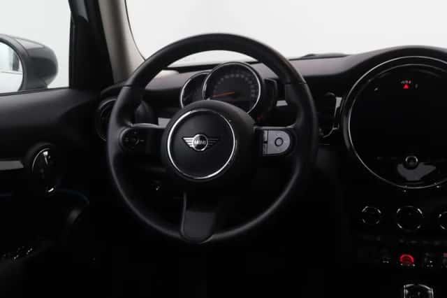 MINI Cooper (2023) thumbnail 2