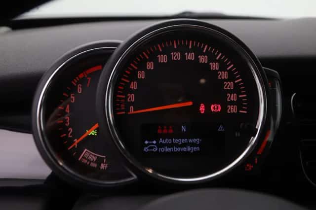 MINI Cooper (2023) thumbnail 3