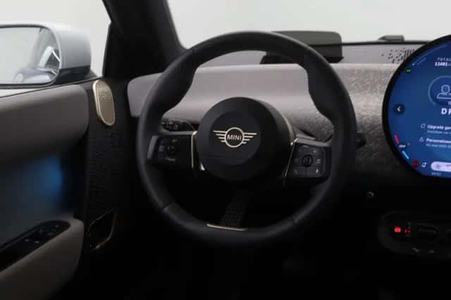 MINI Cooper (2025) thumbnail 2