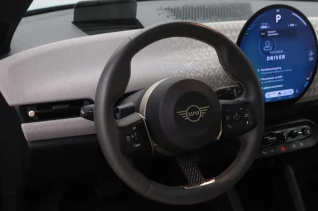 MINI Cooper (2025) thumbnail 2