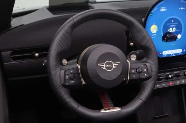 MINI Cabrio (2025) thumbnail 2