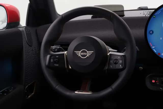 MINI Cooper (2024) thumbnail 2