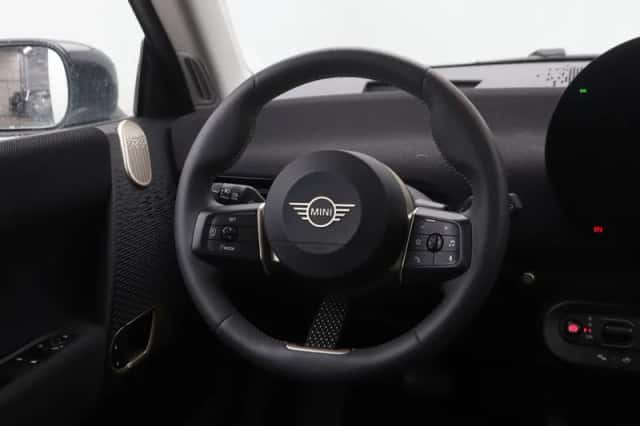 MINI Cooper (2024) thumbnail 2