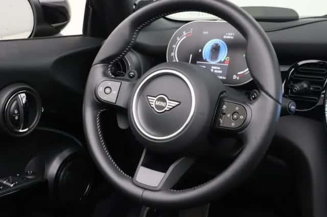 MINI Cabrio (2023) thumbnail 2