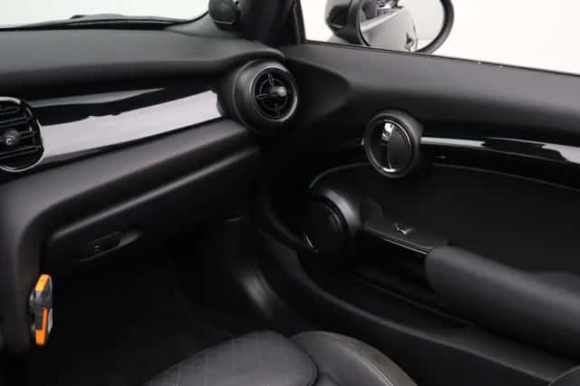 MINI Cabrio (2023) thumbnail 23