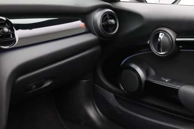 MINI Cabrio (2022) thumbnail 23