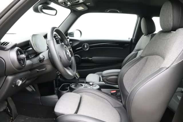 MINI Electric (2024) thumbnail 6