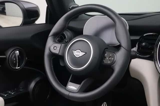 MINI Cabrio (2023) thumbnail 2