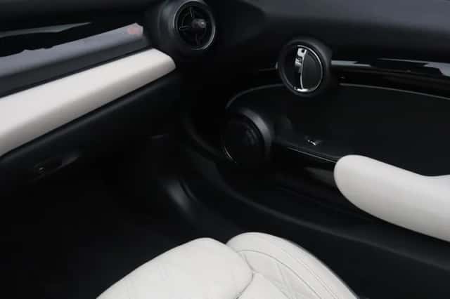 MINI Cabrio (2023) thumbnail 23