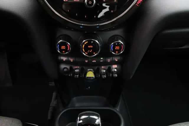 MINI Electric (2022) thumbnail 16
