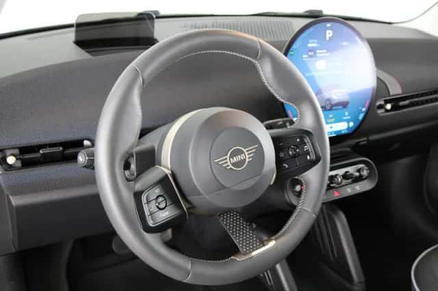 MINI Cooper (2024) thumbnail 2