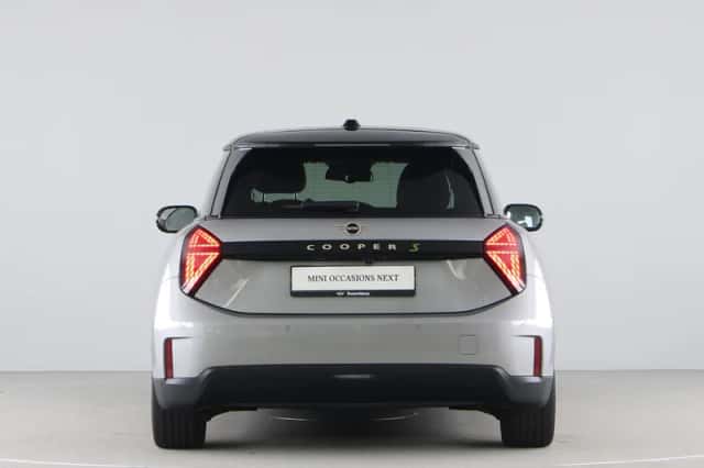 MINI Cooper (2024) thumbnail 10
